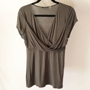 Tahari V-Neck T-Shirt Size M